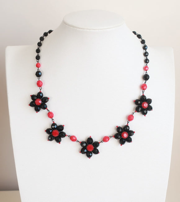 Čehu Kaklarota no Bohēmijas melna un sarkana stikla