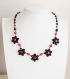 Čehu Kaklarota no Bohēmijas melna un sarkana stikla